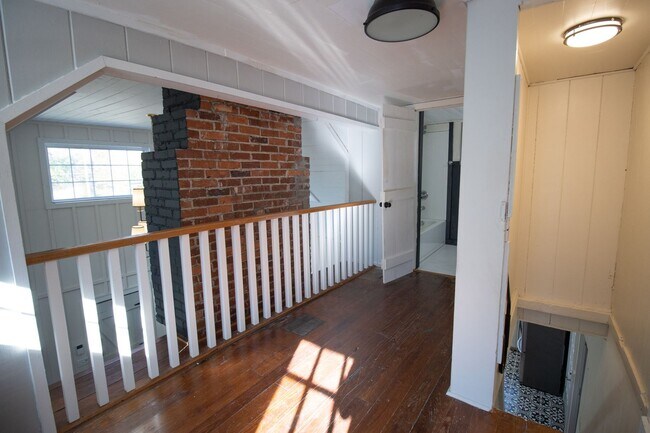 Building Photo - 3 Bedroom, 2.5 Bathroom in Shandon - The F...