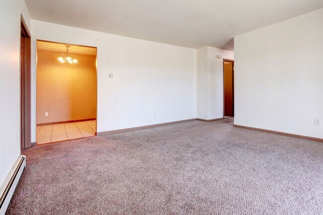 Building Photo - 2 BED 1 BATH UPPER LEVEL APARTMENT