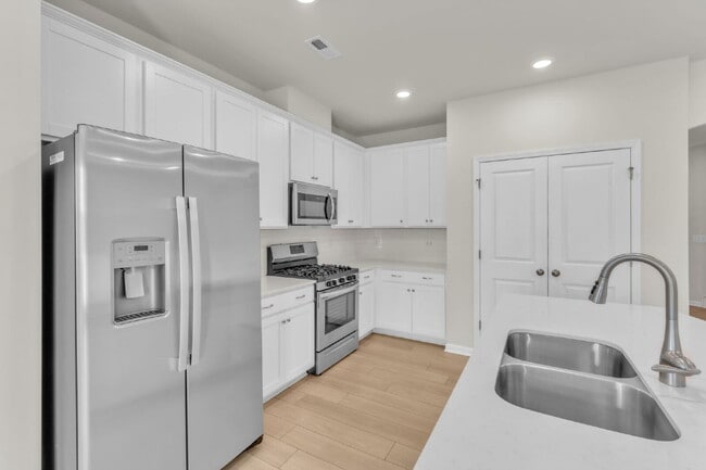 Building Photo - Stylish 3BR/2.5BA Craftsman Townhome with Modern Finishes in Pendleton! $1,700/mo rent