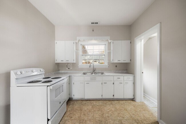 Building Photo - 2506 Kenmore Rd