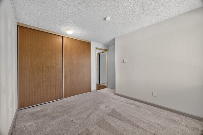 Building Photo - Your New Auburn Home Awaits — Bright 2BR Condo with Balcony & Pool Access