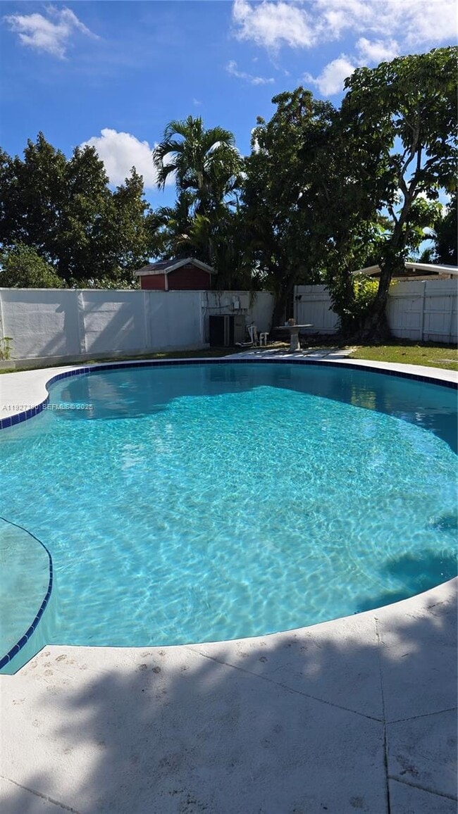 Building Photo - 6550 SW 26th St