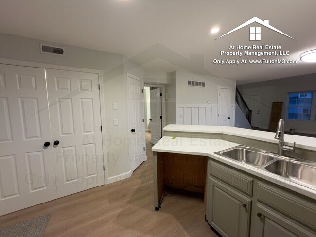 Building Photo - 1011-1013 Greystone Court