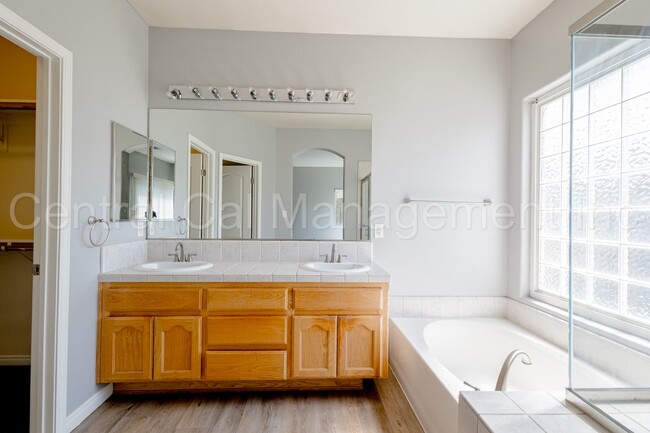 Building Photo - 3 Bedroom/2 Bath Home in Desired Southwest...