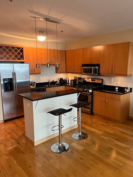 Building Photo - 701 W Lakeside Ave