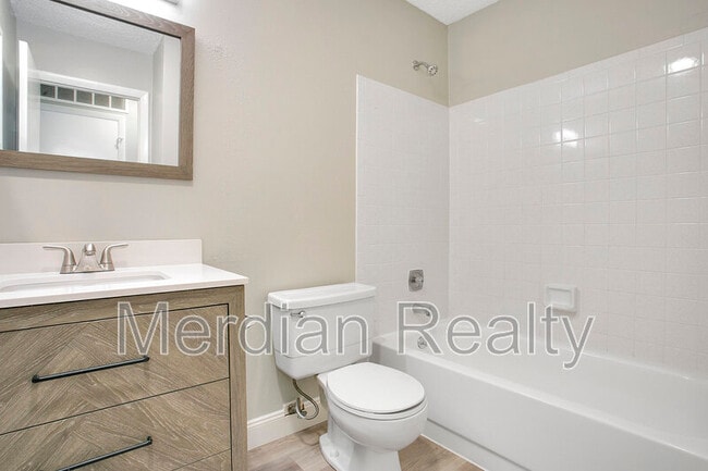 Building Photo - 513 Fairways Ln