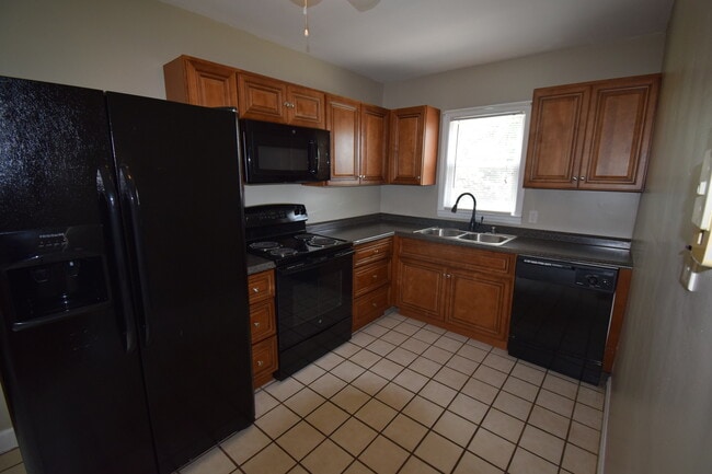 Building Photo - VIRTUAL SHOWINGS AVAILABLE - 4 Bedroom Hou...