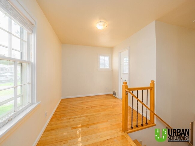 Building Photo - Charming 2 bed room 1.5 bathroom Cottage i...