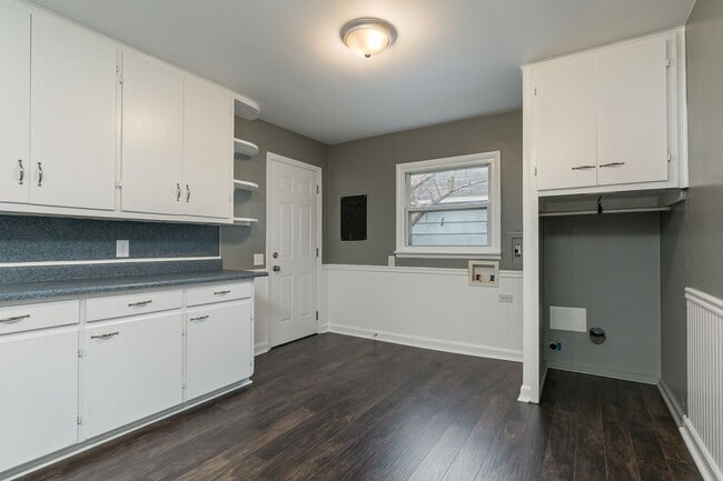 Building Photo - REMODELED 3 bedroom | 1 bathroom | Fenced Backyard Home in a Quiet Neighborhood! We Welcome Pets!