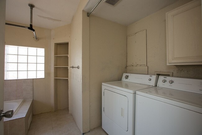 Building Photo - Charming Old Town Bungalow!