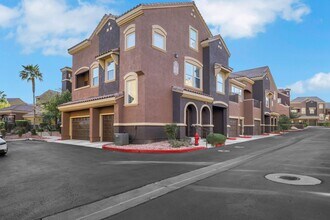 Building Photo - Gorgeous 3 bedroom two story townhome