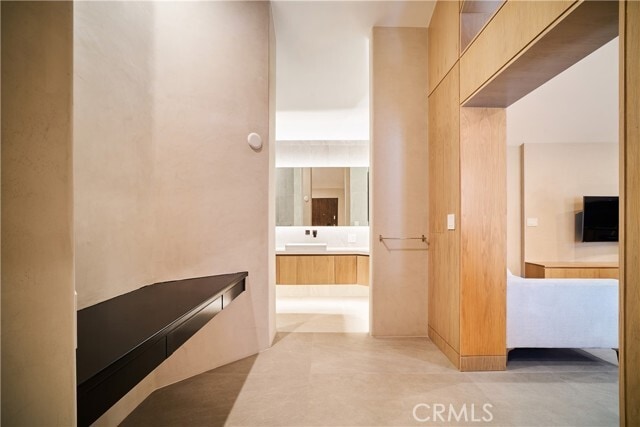 Building Photo - 1119 N Crestview Dr