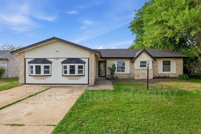 Building Photo - 1547 Oakbrook St