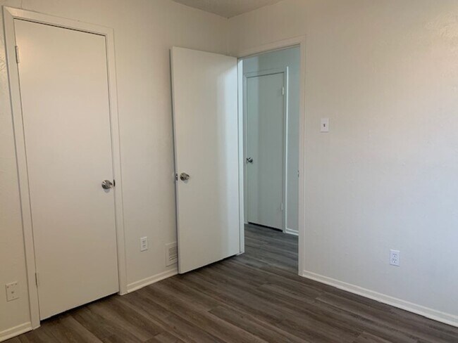 Building Photo - Move in ready! 3 Bedroom, 2 Full Bath Home...