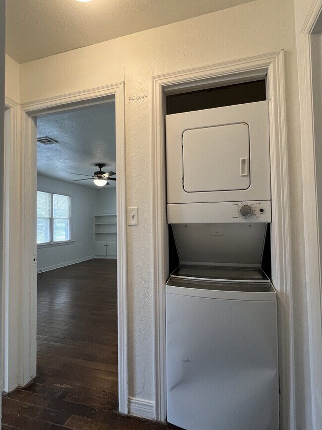 Building Photo - 3 Bedroom close to Campus!!