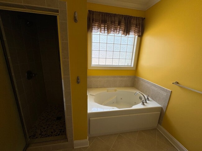 Building Photo - Come and view this CONDO!