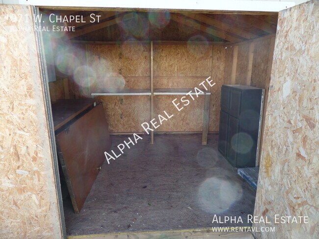 Building Photo - Pet friendly home with level fenced back y...