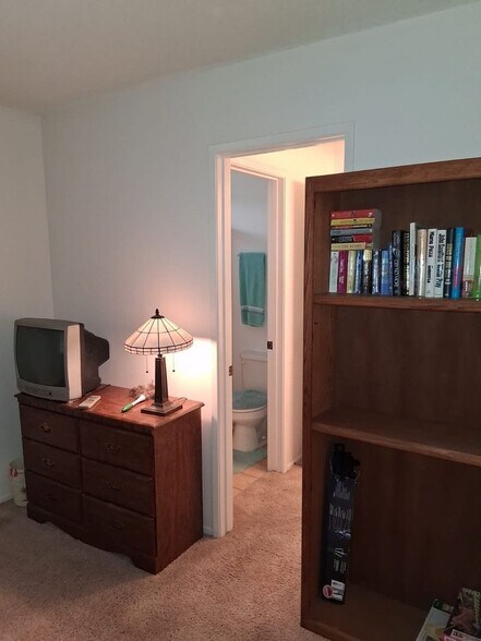 Building Photo - 441 Moser Ave