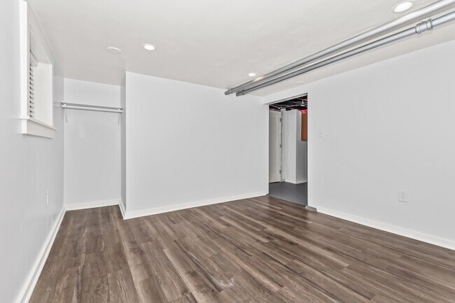 Building Photo - 7457 N Maplewood Ave
