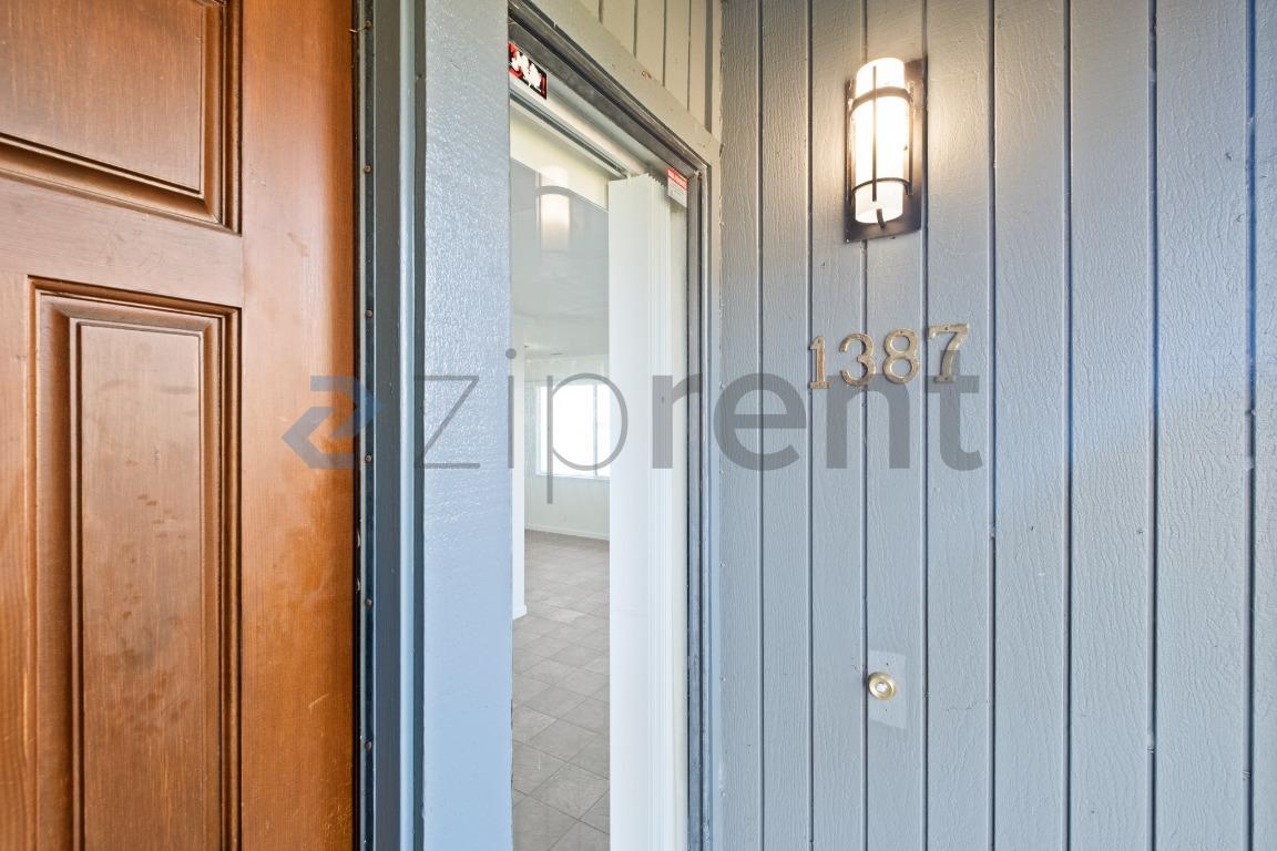 Building Photo - 1387 Crown Dr