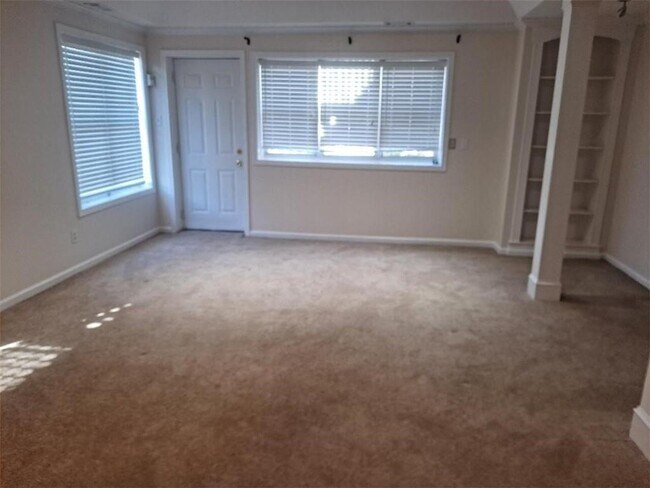 Building Photo - 2431 Coosawattee Dr NE