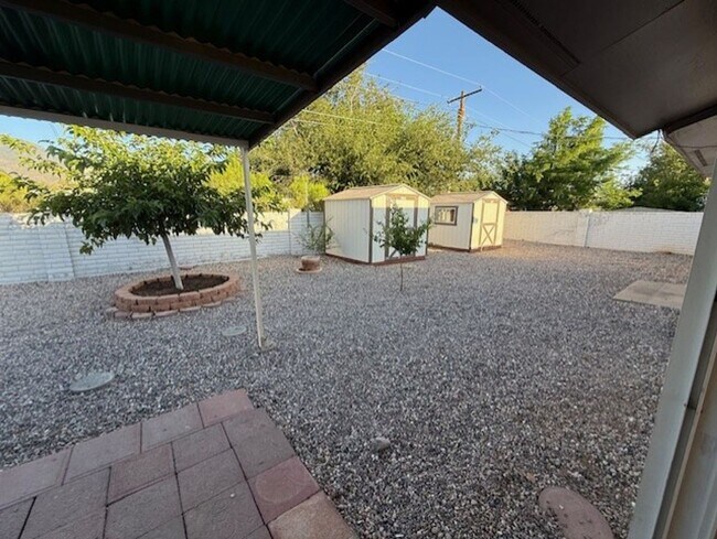 Building Photo - Wonderful Home 3 bed 1 bath with a Great Yard