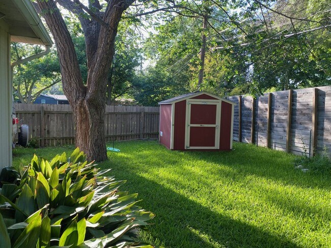 Building Photo - Charming South Austin Classic