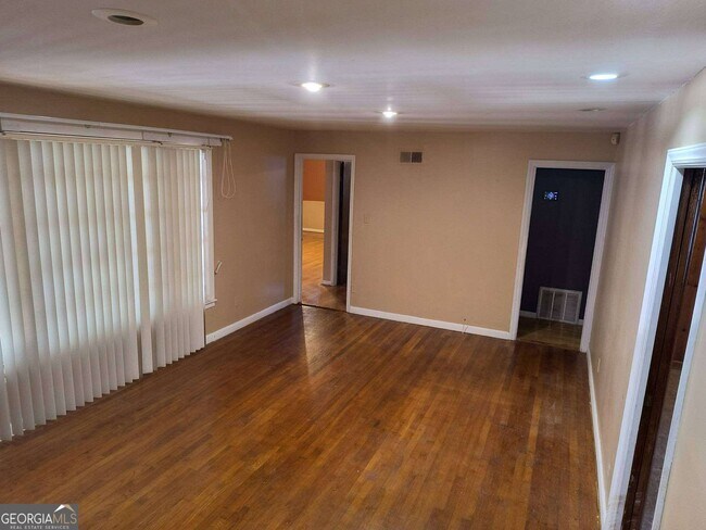 Building Photo - 4748 Sylvan Dr