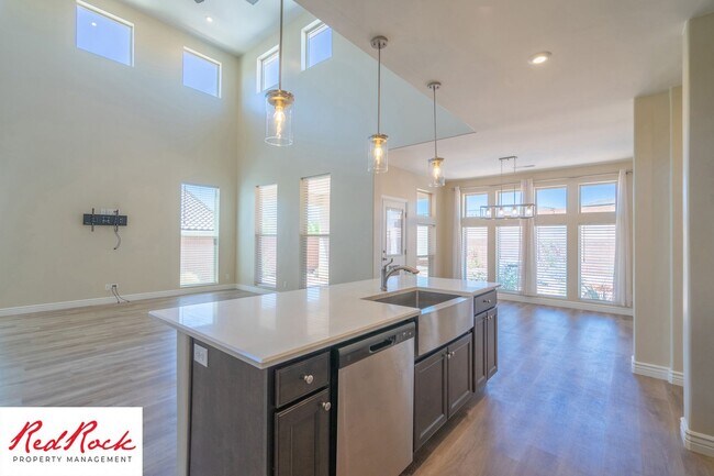 Building Photo - Stunning 4 Bedroom Home. Dog friendly!