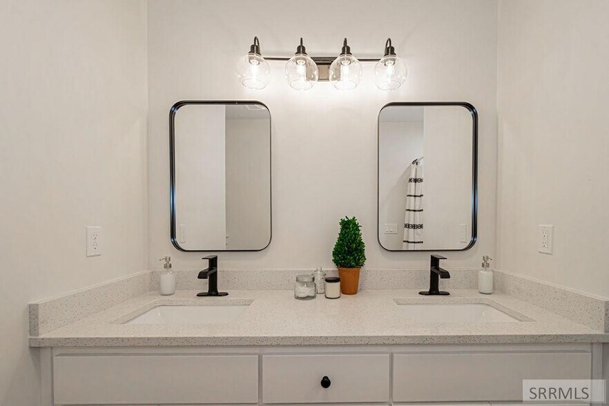 Building Photo - 676 E Court St