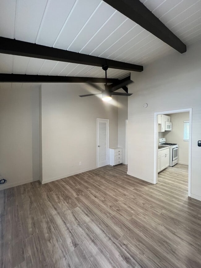Building Photo - Nostalgic Studio steps away from the boardwalk and beach.
