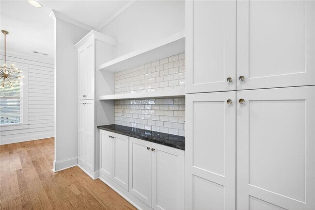 Building Photo - 523 Irwin St NE