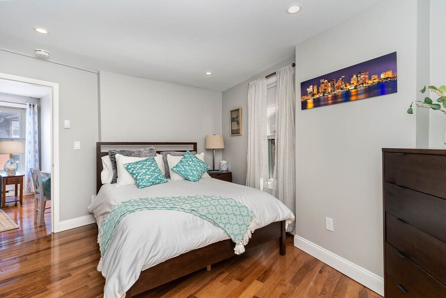 Building Photo - 25 Clark St