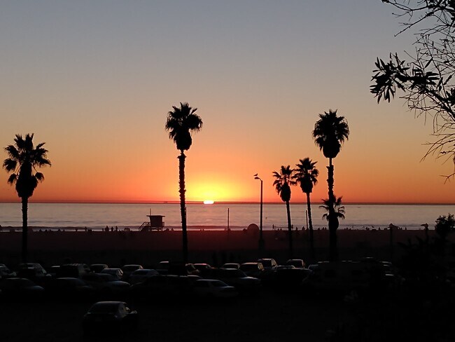Sunsets to watch - 2213 Ocean Ave