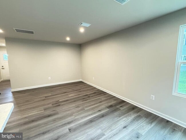 Building Photo - 613 Laurelwood Dr