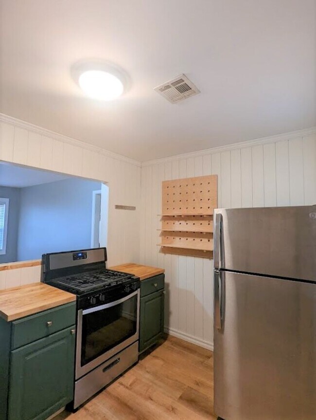 Building Photo - 2 Bed 1 Bath Plus Bonus Living/Office Cottage Style Home-The Village NW OKC