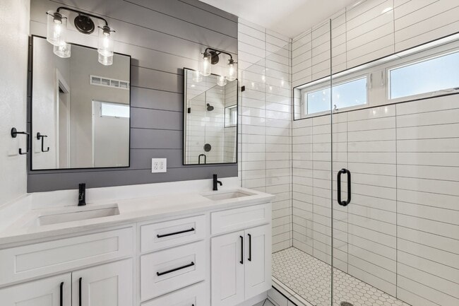 Building Photo - Like New Townhome Available Now-Denver