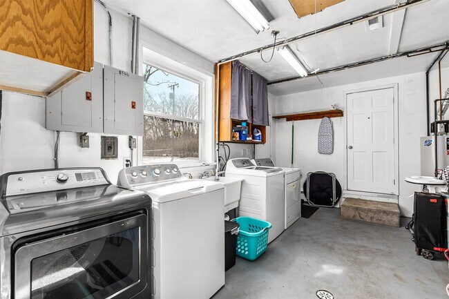 Building Photo - 8254 Mary Ann Ave