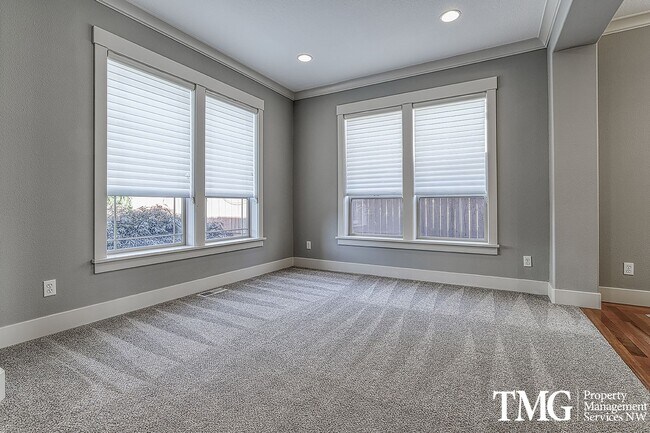 Building Photo - Large Pet Friendly 3 bed 2.5 bath home in ...