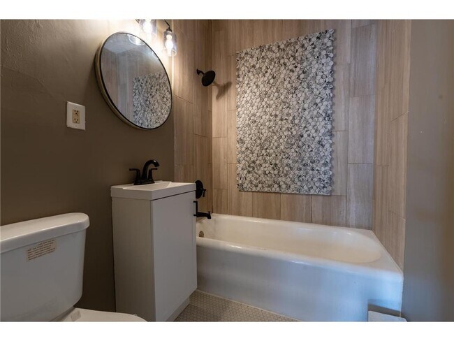 Building Photo - 1917 N Newton Ave