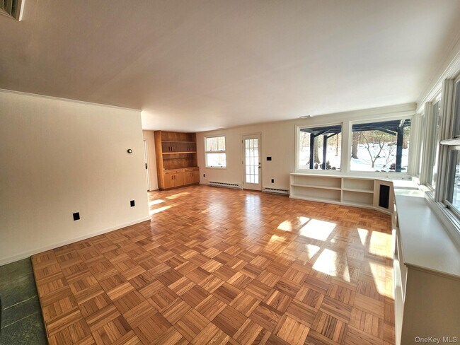 Building Photo - 568 River Rd