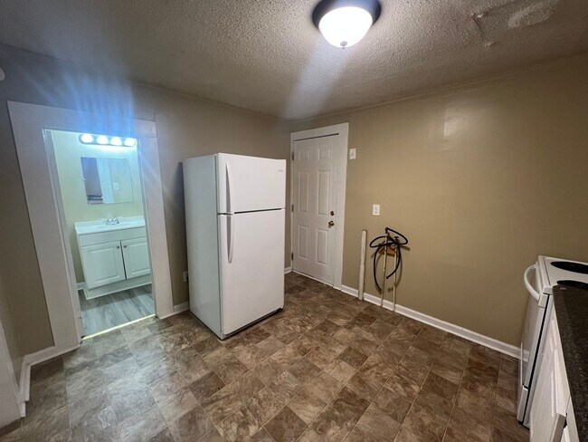 Building Photo - 2 Bedroom 1 Bathroom Home in the West End