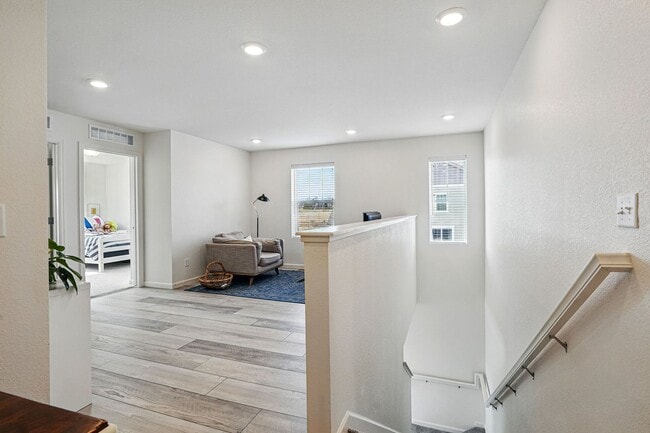 Building Photo - Spacious 3BR/3BA Townhome-Available NOW!