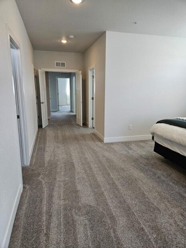 Building Photo - Beautiful 3 bedroom Condo