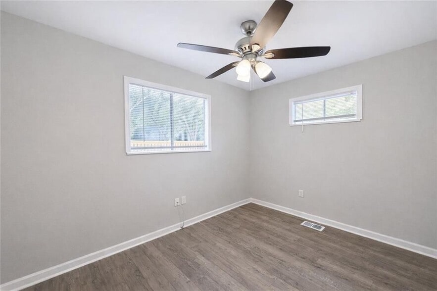 Building Photo - 2146 Brookview Dr NE