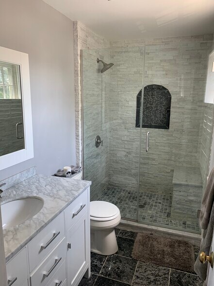 Master bath Master bedroom (third floor). - 2367 S Queen St