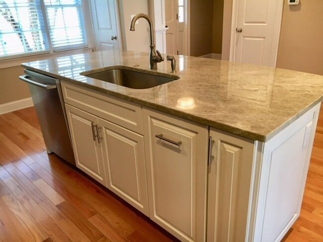 Building Photo - Downtown Town House - Steps to the Battery, Colonial Lake and King Street!