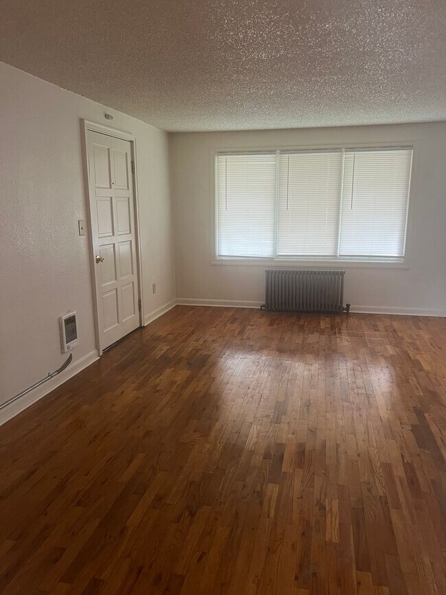 Building Photo - DwyW