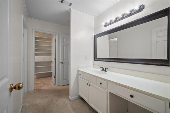 Building Photo - 2104 Pine Heights Dr NE