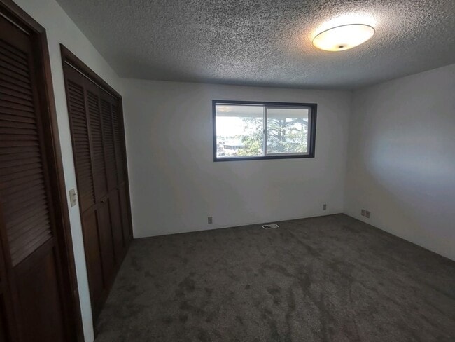 Building Photo - Large 2+ bedroom 2.5 bath home with large ...
